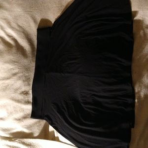 Flowy black short skirt